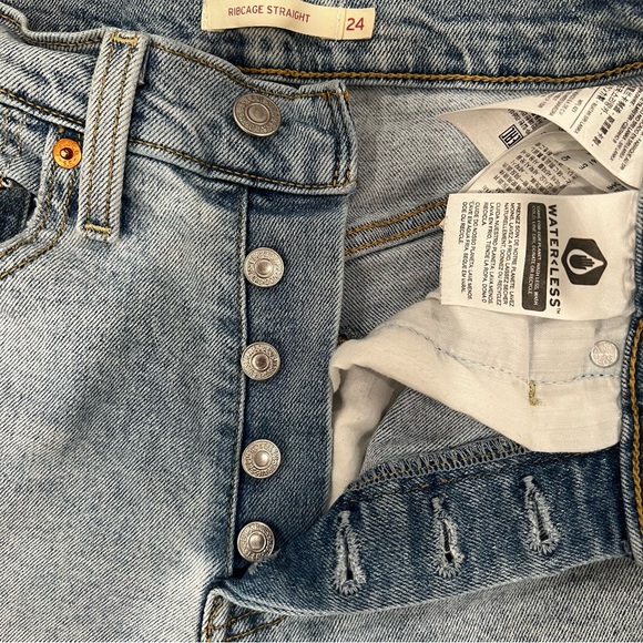 Levi’s Women’s Sz 24 Ribcage Straight Distressed Light Wash Jean - Picture 5 of 16